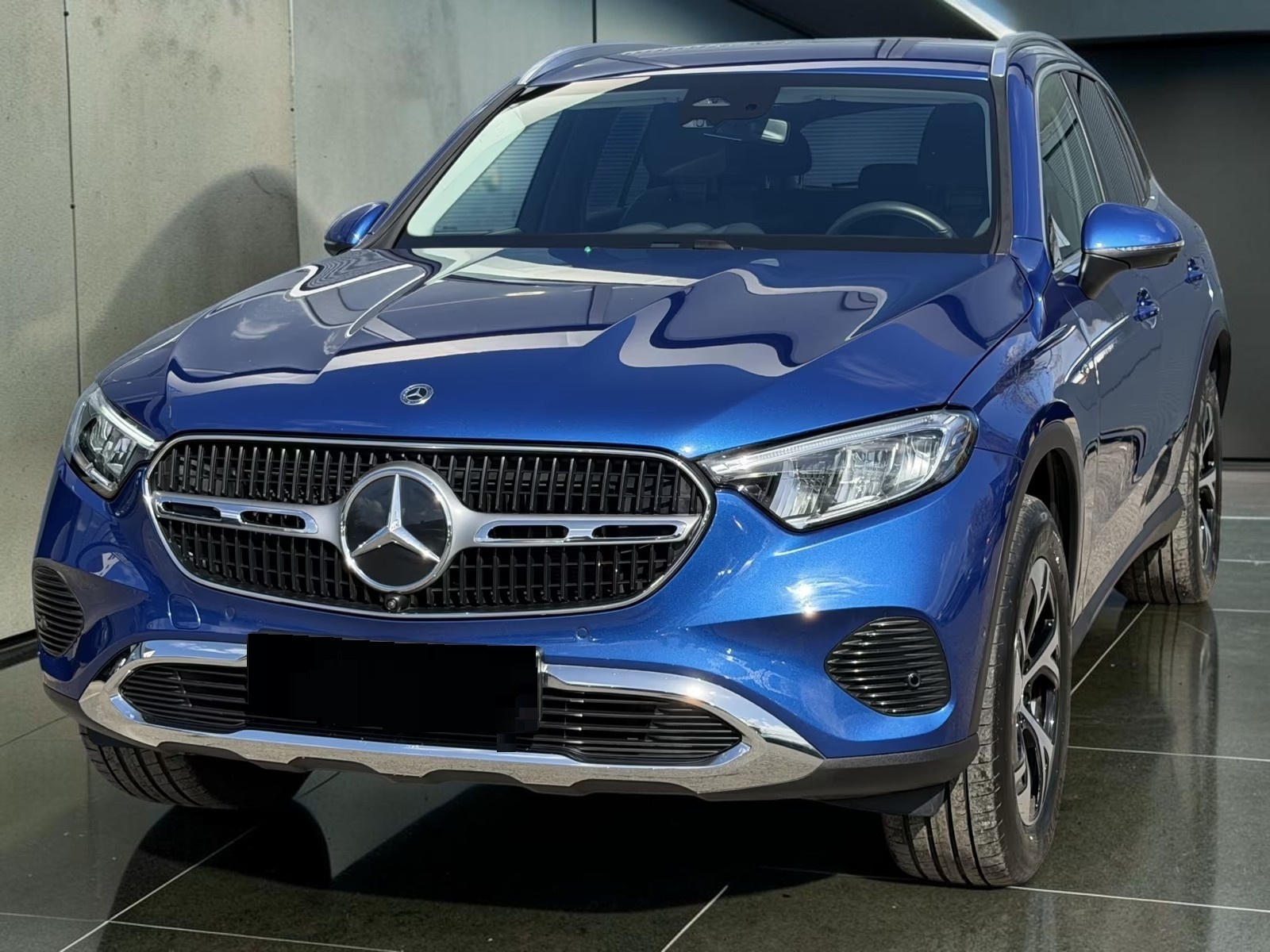 2025 Mercedes-Benz GLC 300e 4Matic - Image 3