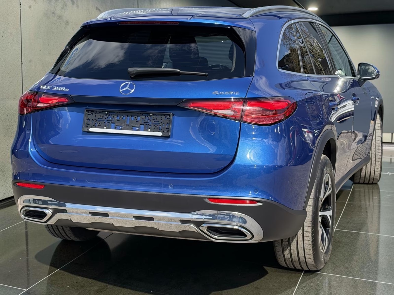 2025 Mercedes-Benz GLC 300e 4Matic - Image 4