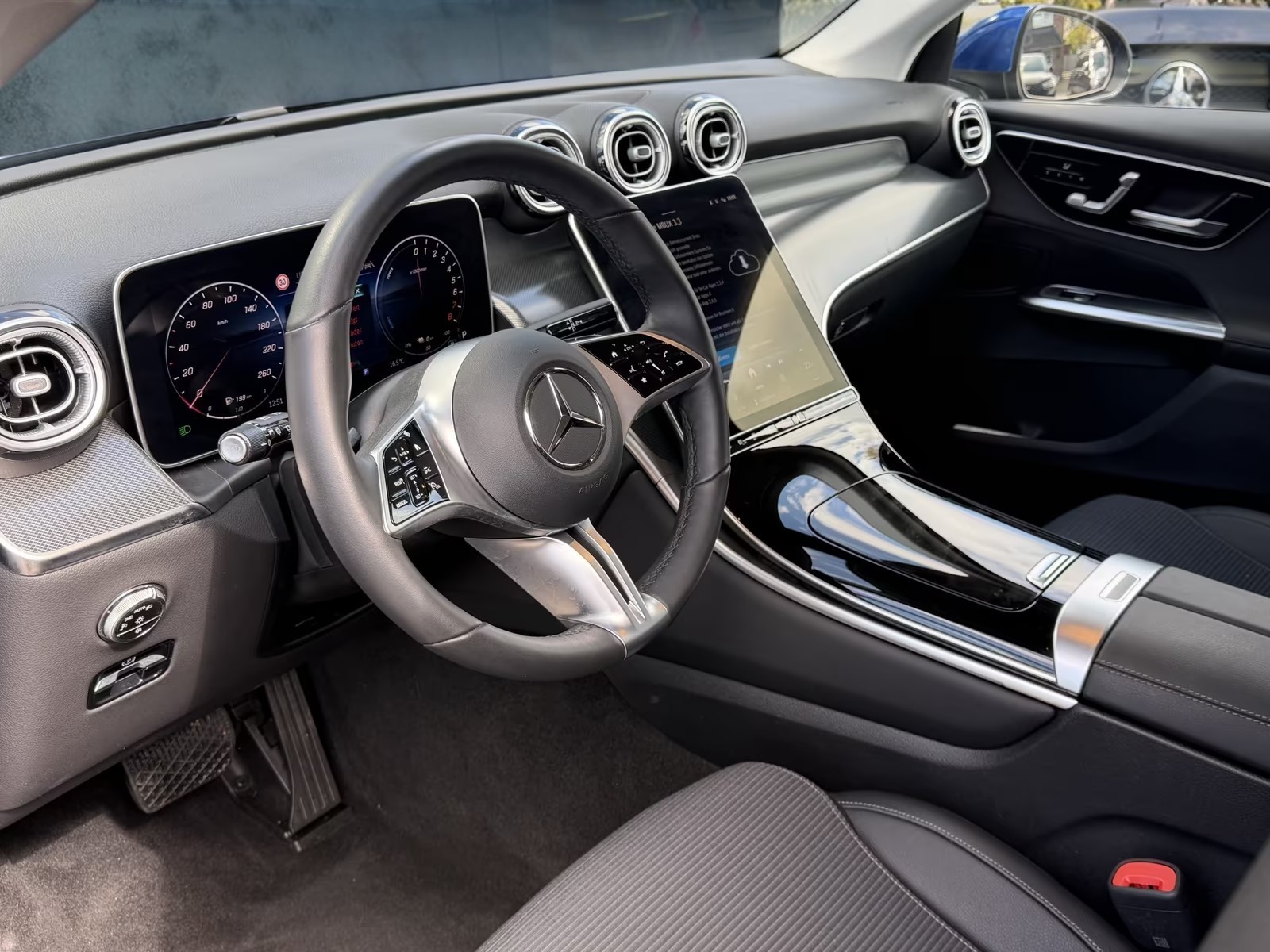 2025 Mercedes-Benz GLC 300e 4Matic - Image 6